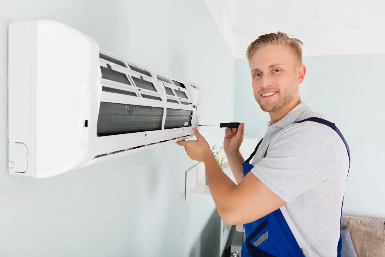 Man installeert airco